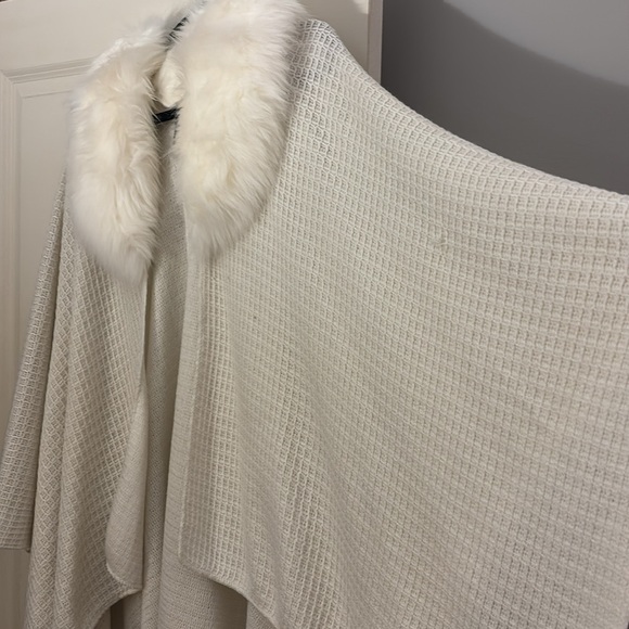 Faux fur collared knit cape, cream colored. - Picture 3 of 4